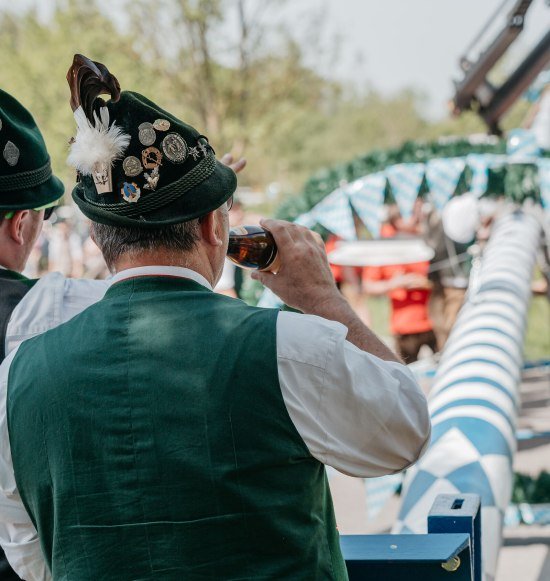 Maibaum aufstellen in Tracht, © Inn-Salzach Tourismus