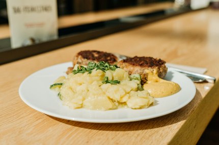 Kartoffelgurkensalat mit Fleischpflanzerl serviert, &copy; Inn-Salzach Tourismus