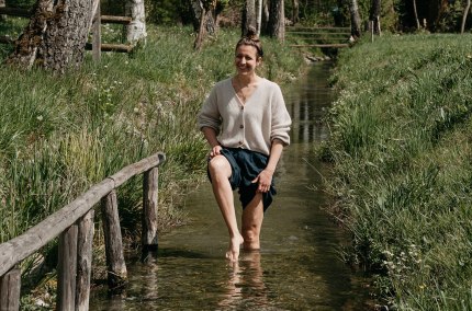 Frau beim Kneippen im Bachlauf, &copy; Inn-Salzach Tourismus