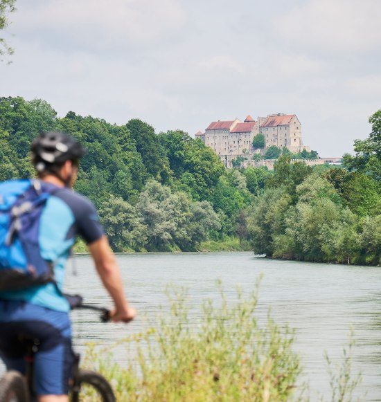 Radfahren an der Salzach bei Burghausen., &copy; Burghauser Touristik