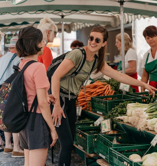 Zwei Frauen beim Einkaufen am Wochenmarkt M&uuml;hldorf, &copy; Inn-Salzach Tourismus