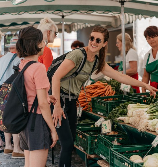 Zwei Frauen beim Einkaufen am Wochenmarkt M&uuml;hldorf, &copy; Inn-Salzach Tourismus