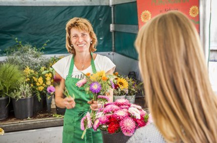 Bauernmarkt Altötting, Blumenverkäuferin, © Inn-Salzach Tourismus