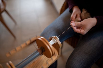 Spinnen am Spinnrad, © Inn-Salzach Tourismus