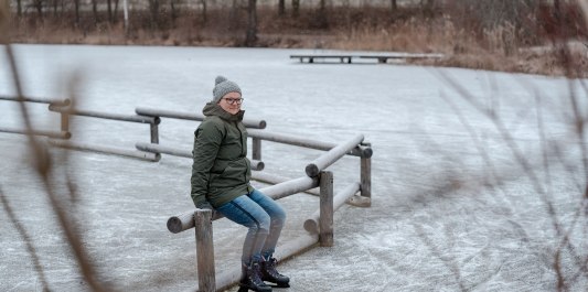 Frau mit Schlittschufen auf dem gefrorenen Marklter Badesee, © Inn-Salzach Tourismus