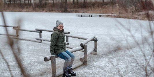 Frau mit Schlittschufen auf dem gefrorenen Marklter Badesee, © Inn-Salzach Tourismus