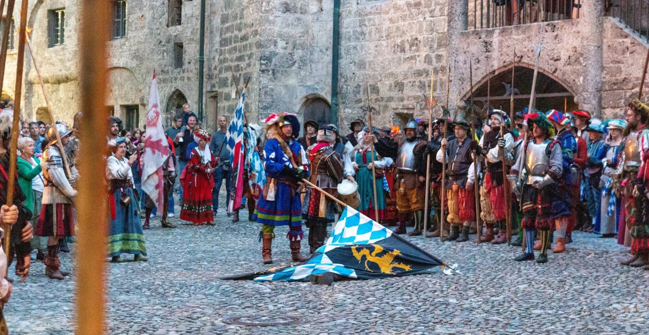 Burfest Burghausen in der Hauptburg mit historisch Gewandeten, &copy; Herzogstadt Burghausen