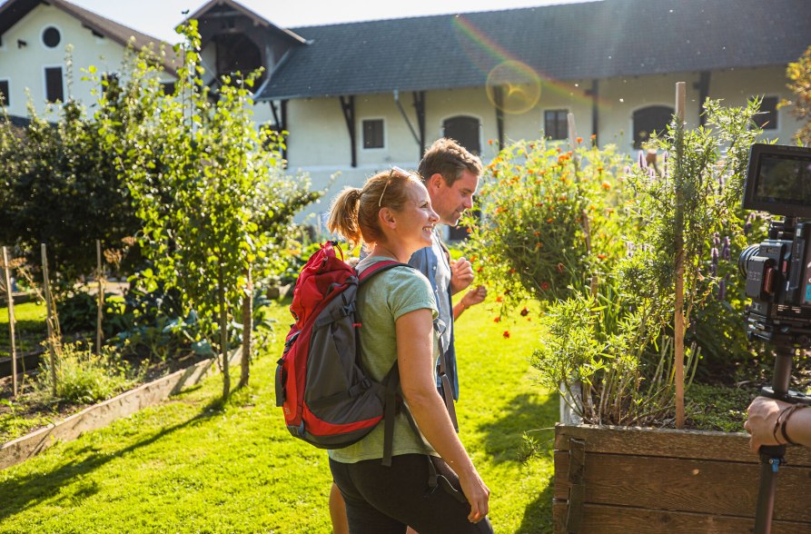 Pärchen erkundet den Garten des Biohofs Gallenbach, © Inn-Salzach Tourismus