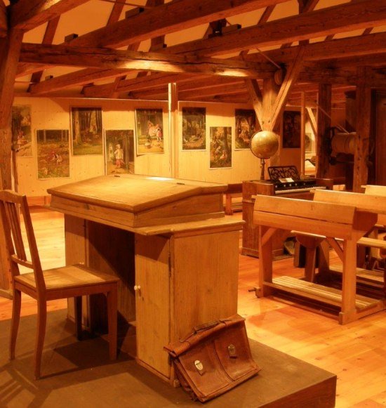 Schulb&auml;nke im Schulmuseum Neumarkt-St Veit, &copy; Verwaltungsgemeinschaft Neumarkt-Sankt Veit