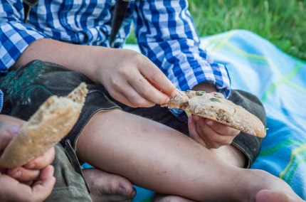 Kinder essen frisches Brot, © Inn-Salzach Tourismus
