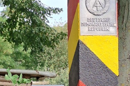 Grenzsäule der DDR vor einem Baum, © Hartmuth Lang