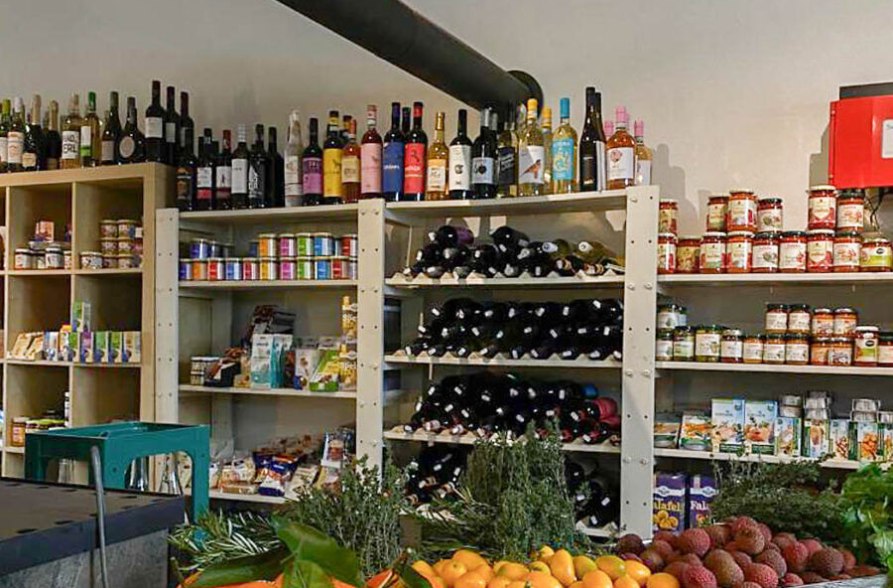 Regale mit Flaschen und regionalen Produkten, &copy; Schacherbauerhof