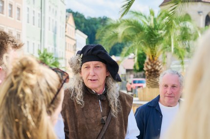 G&auml;stef&uuml;hrer erz&auml;hlt &uuml;ber 1000 Jahre Burghausen., &copy; Burghauser Touristik