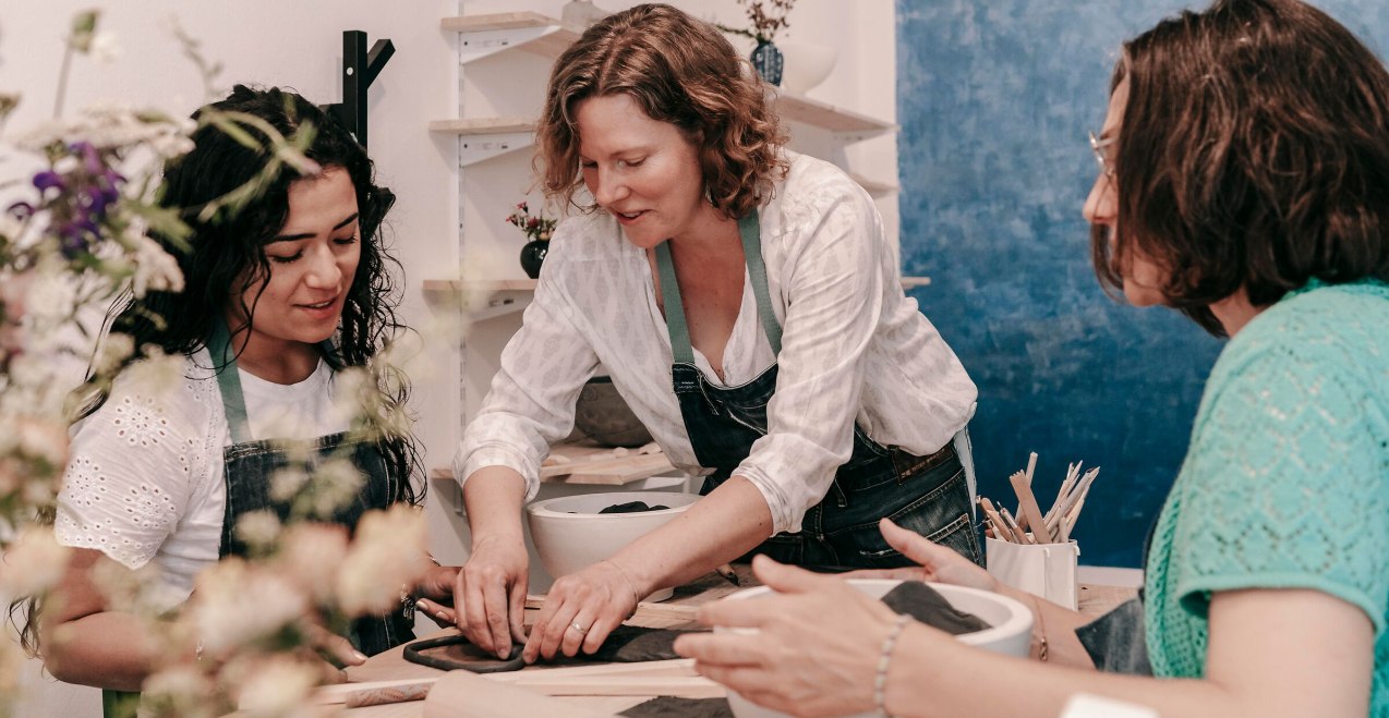 Drei Frauen beim T&ouml;pfern, &copy; Lisa Franz