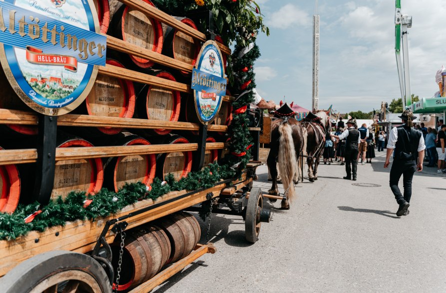 Bierf&auml;sser der Brauerei Hell auf der Pferdekutsche, &copy; Tourismusverband Inn-Salzach