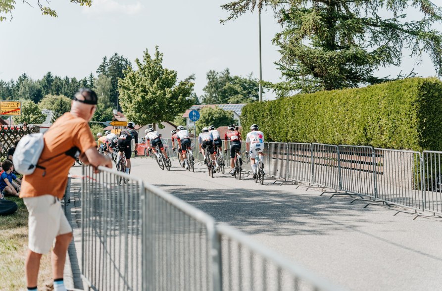 Radfahrer beim Sch&ouml;nberger Pfingsradrennen, &copy; Inn-Salzach Tourismus