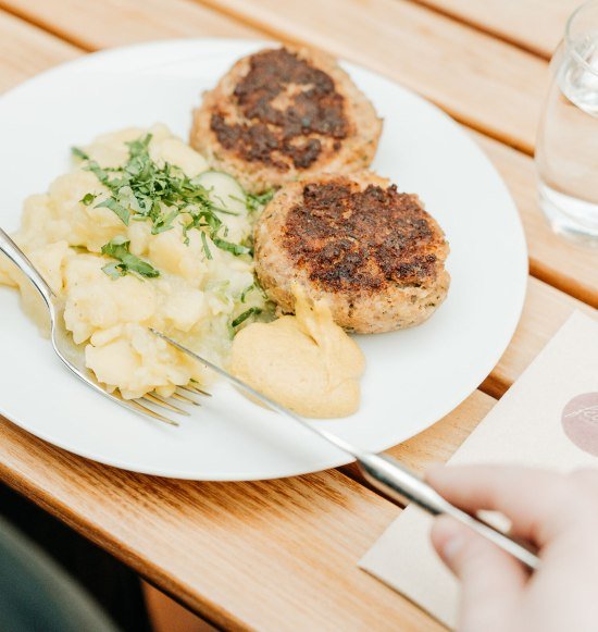 Fleischpflanzerl  mit Kartoffel-Gurken-Salat, &copy; Inn-Salzach Tourismus