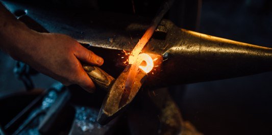 Eisen bearbeiten mti Hammer, &copy; Inn-Salzach Tourismus