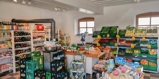 Hofladen mit Regalen und Produkten, &copy; Schacherbauerhof