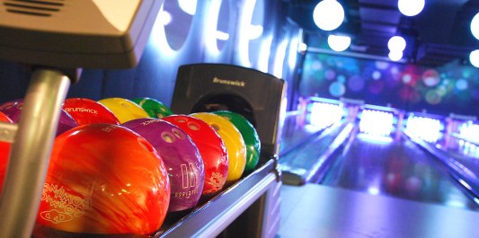 Bowlingkugeln vor der Bahn bei Top Bowl in Neuötting, © Top-Spiel Entertainment GmbH