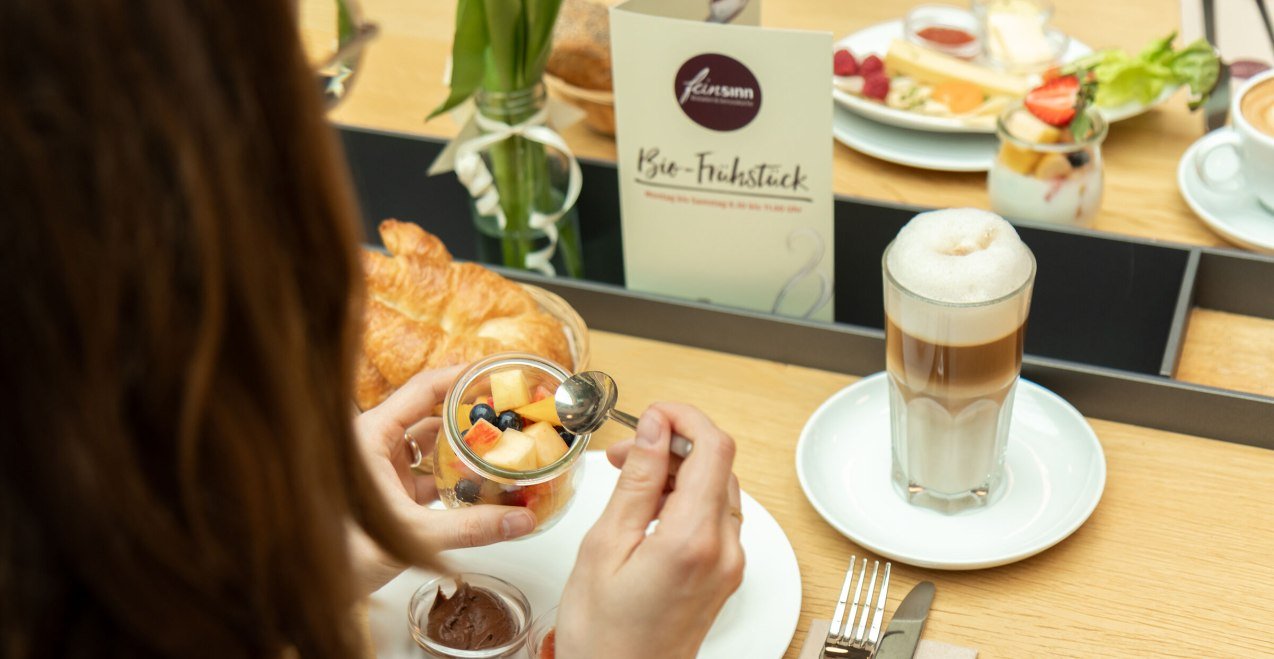 Müsli mit Obst und Latte, © Feinsinn Bioladen & Genussküche