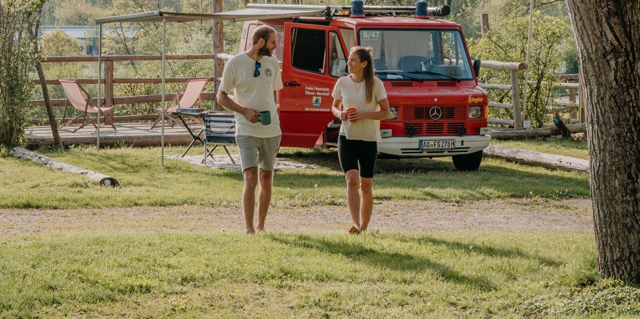 Pärchen mit Camper am Marktler Badesee, © Inn-Salzach Tourismus