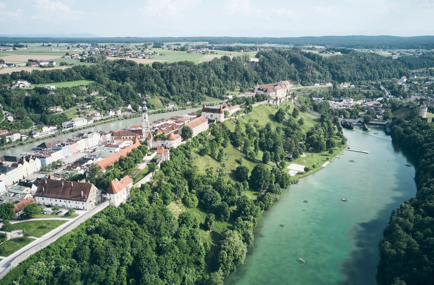 Blick auf die Burg und den W&ouml;hrsee Burghausen, &copy; oberbayern.de, Tobias K&ouml;hler