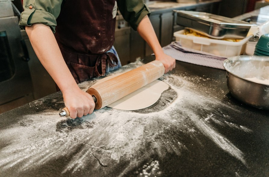 Strudelteig wird mit Nudelholz ausgerollt, &copy; Inn-Salzach Tourismus
