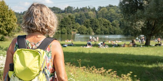 Frau mit Rucksack auf dem Weg zum Flossinger Badesee, © Inn-Salzach Tourismus
