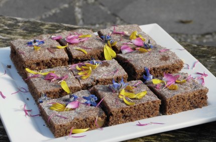 Mit Bl&uuml;ten dekorierter Wurzelkuchen, &copy; Inn-Salzach Tourismus