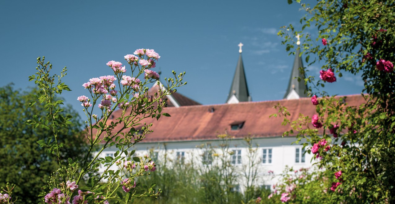 Kloster Gars mit Blumen, &copy; Inn-Salzach Tourismus