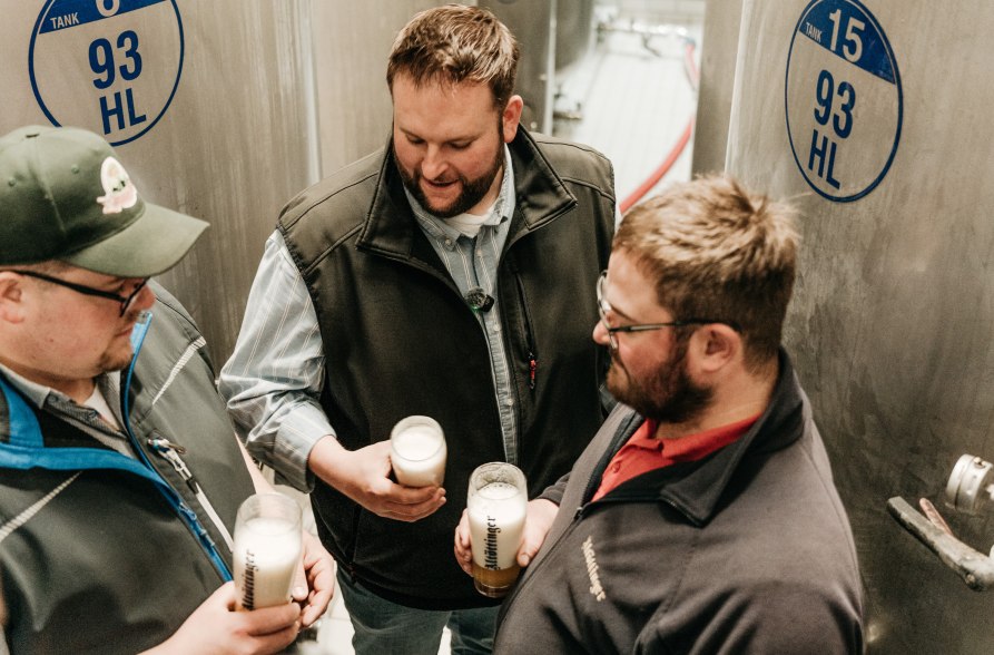 Sebastian, Quirin und Georg bei der Bierprobe, &copy; Tourismusverband Inn-Salzach