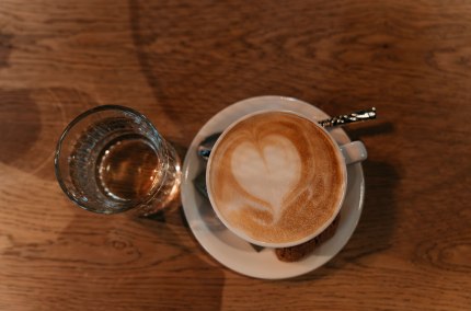 Cappuccino und ein Glas Wasser dazu, © Inn-Salzach Tourismus