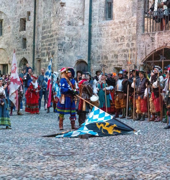 Burfest Burghausen in der Hauptburg mit historisch Gewandeten, © Herzogstadt Burghausen