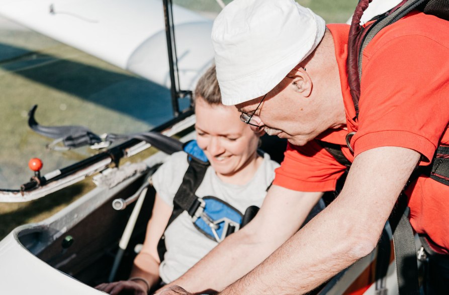 Frau wird f&uuml;r einen Segelrundflug eingewiesen, &copy; Inn-Salzach Tourismus