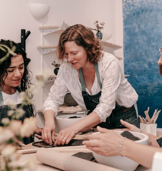 Drei Frauen beim T&ouml;pfern, &copy; Lisa Franz