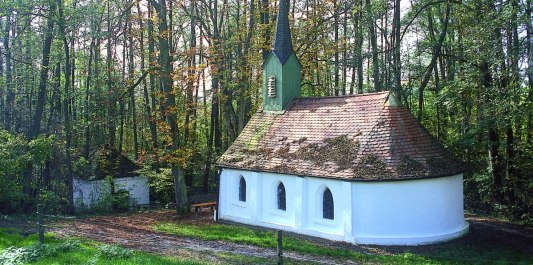 Zellbr&uuml;nnl mit Kapelle bei Buchbach