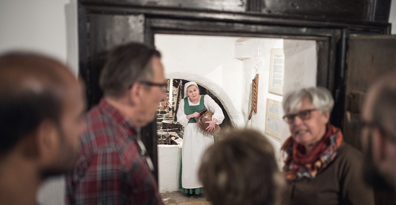 Schauspielerin und Gruppe bei F&uuml;hrung durch M&uuml;hldorf a. Inn, &copy; Inn-Salzach Tourismus