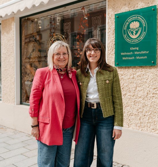 Eva und Lucia Kilwing vor der Weihrauchmuseum Kilwing, &copy; Inn-Salzach Tourismus