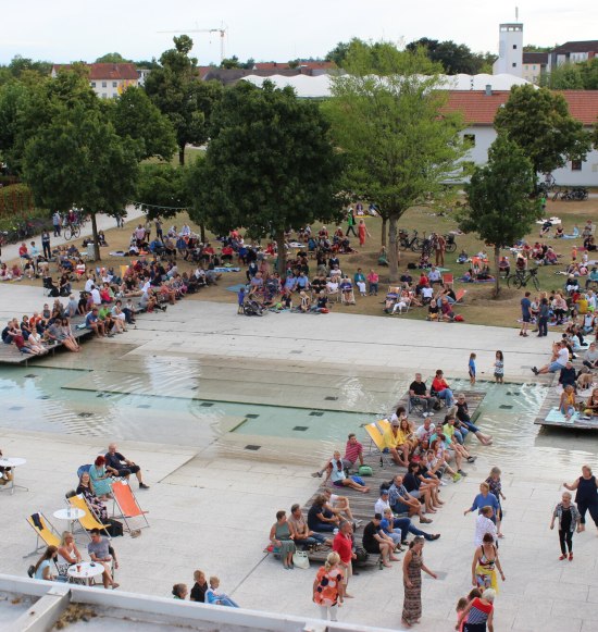G&auml;ste genie&szlig;en den Musiksommer am Wasserplatz Burghausen, &copy; Stadt Burghausen