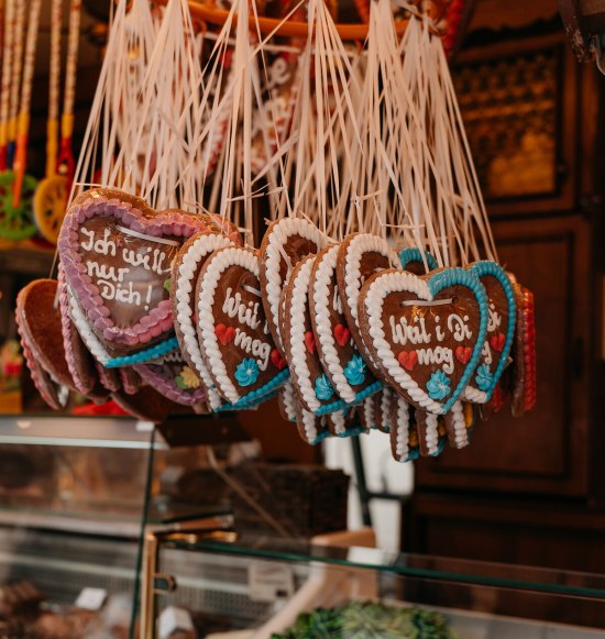Lebkuchenherzen werden zum Verkauf angeboten, &copy; Inn-Salzach Tourismus