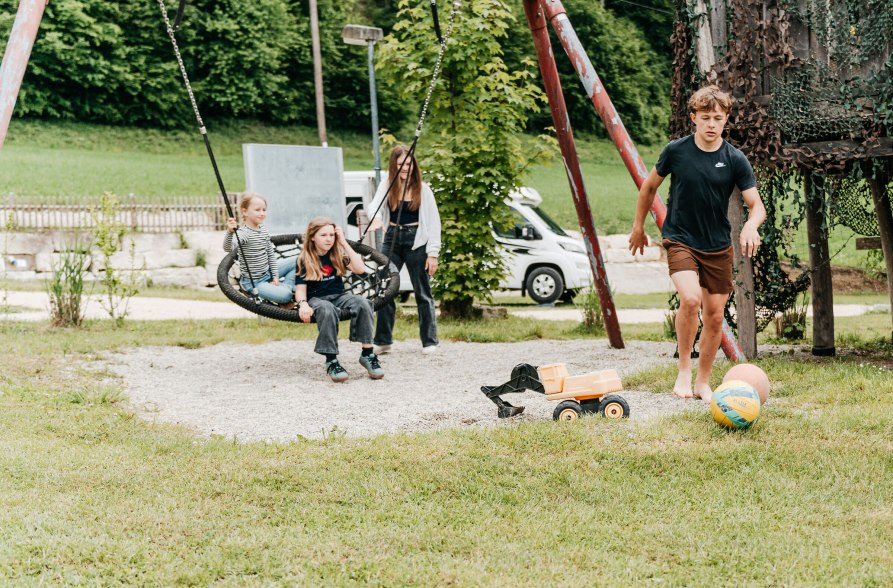 Spielplatz mit Schaukel  bei Camping am Marktler Badesee, &copy; Inn-Salzach Tourismus