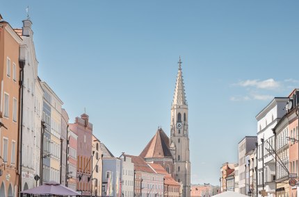 Stadtplatz mit Kirche Neuötting, © Inn-Salzach Tourismus