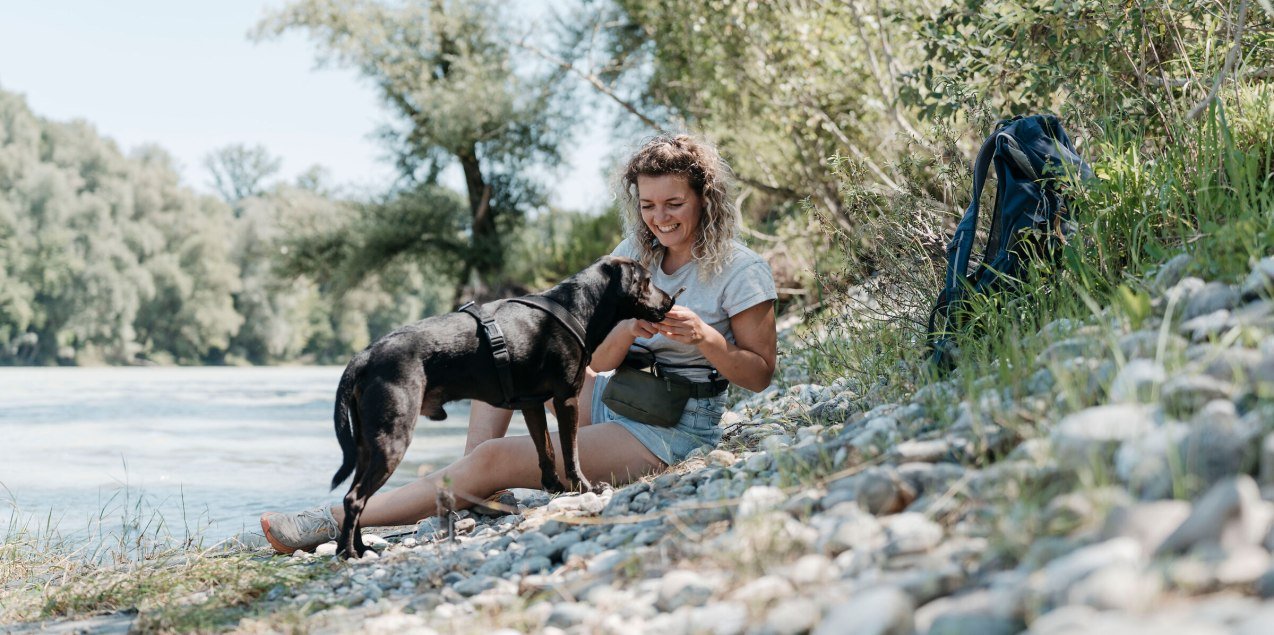 Frau und Hund am Inn, &copy; Inn-Salzach Tourismus