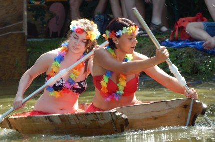 Zwei Frauen rudern beim Erhartinger Sautrogrennen im Bräuweiher, © Hüttenfreunde Erharting