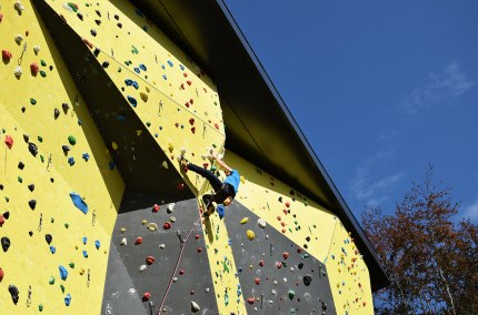 Kletterer auf der Außenwand des DAV Kletterzentrums Waldkraiburg, © DAV Kletterzentrum Waldkraiburg