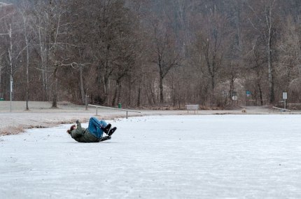 Sturz beim Schlittschuhfahren, &copy; Inn-Salzach Tourismus