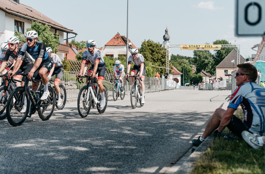 Radfahrer beim Sch&ouml;nberger Pfingsradrennen, &copy; Inn-Salzach Tourismus