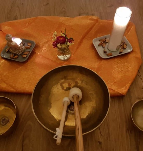 Klangschalen mit Deko, &copy; Tanjas Yogawelt