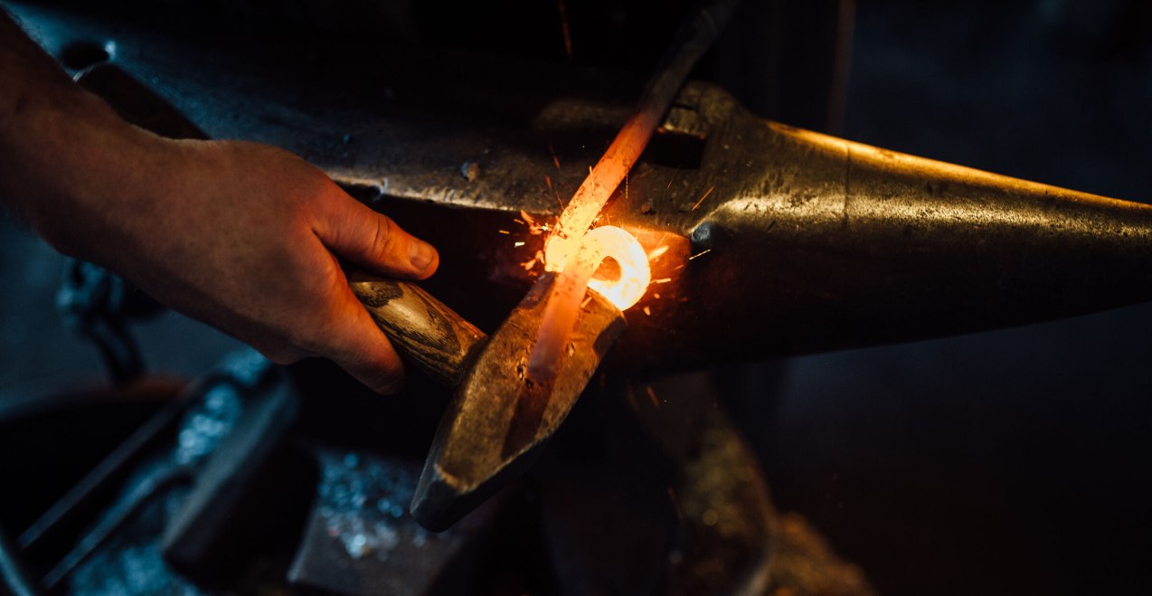 Eisen bearbeiten mti Hammer, &copy; Inn-Salzach Tourismus